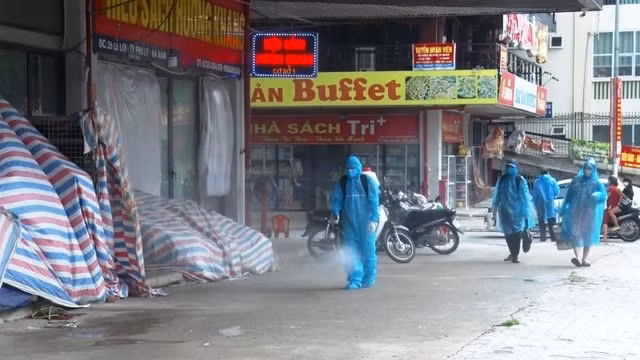 Các cơ quan chức năng phun phòng dịch tại Hà Nam.