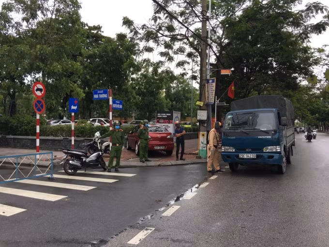 Đoạn giao với đường Nguyễn Đức Cảnh cũng đã dựng rào chắn.