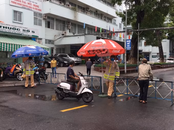 Lực lượng cảnh sát giao thông chốt chặn và hướng dẫn đi lại đối với các phương tiện.