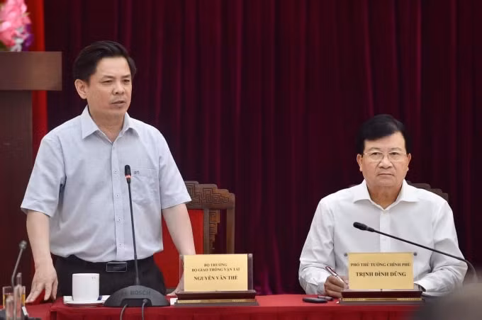 Bộ trưởng Bộ GTVT Nguyễn Văn Thể báo cáo về tiến độ cao tốc Bắc-Nam tại buổi làm việc chuyên đề của Phó Thủ tướng Chính phủ Trịnh Đình Dũng ngày 30/7. Ảnh: VGP/Đoàn Bắc