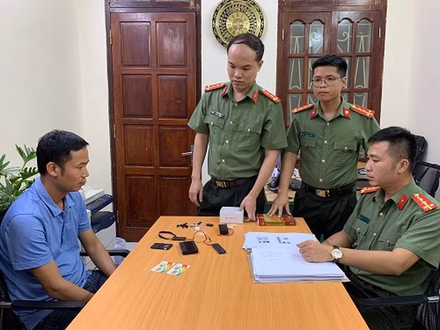 Đối tượng và tang vật tại cơ quan công an.