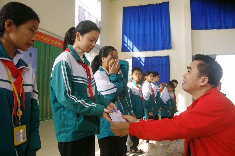 50 em hoc sinh ngheo vuot kho duoc tiep suc den truong trong niem vui cua thay co dip 20 11 hinh 4