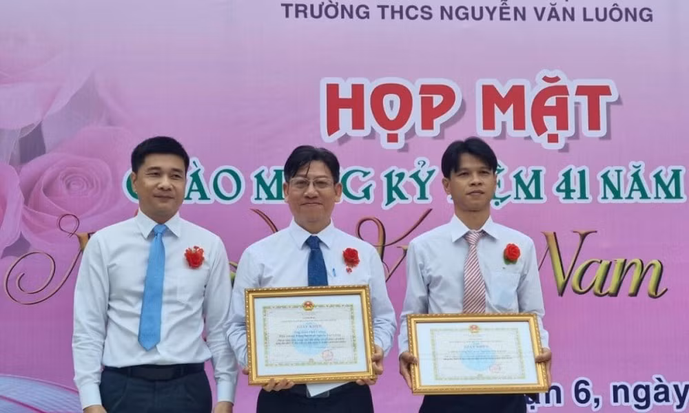 khen tang cac hieu truong nha truong co sang kien keu goi ho tro the bhyt cho hoc sinh ngheo hinh 1