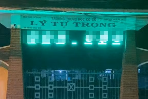 gia lai hoc sinh hack bang led dien tu cua truong dang noi dung phan cam hinh 1