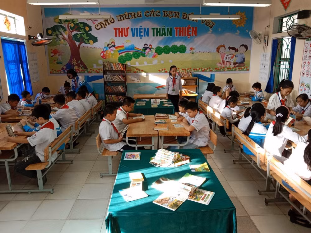 lam sao de nhan vien thu vien truong hoc yeu nghe gan bo voi nghe hinh 1