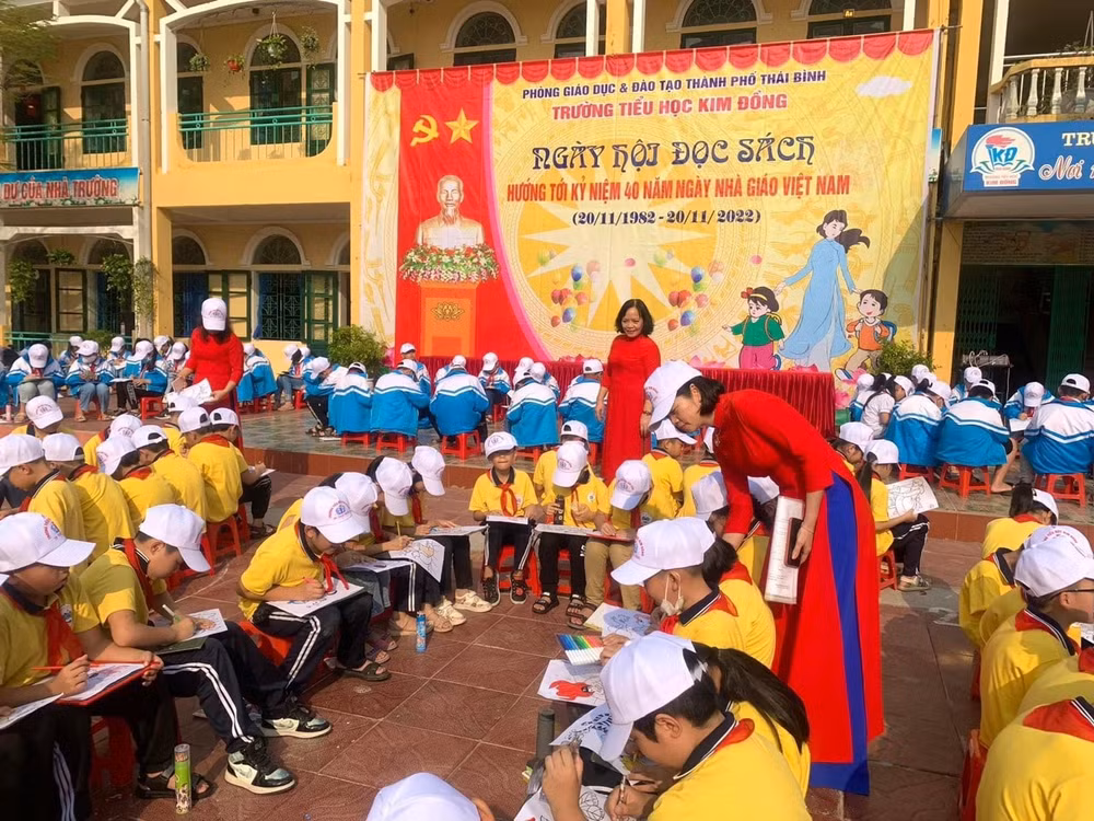lam sao de nhan vien thu vien truong hoc yeu nghe gan bo voi nghe hinh 2