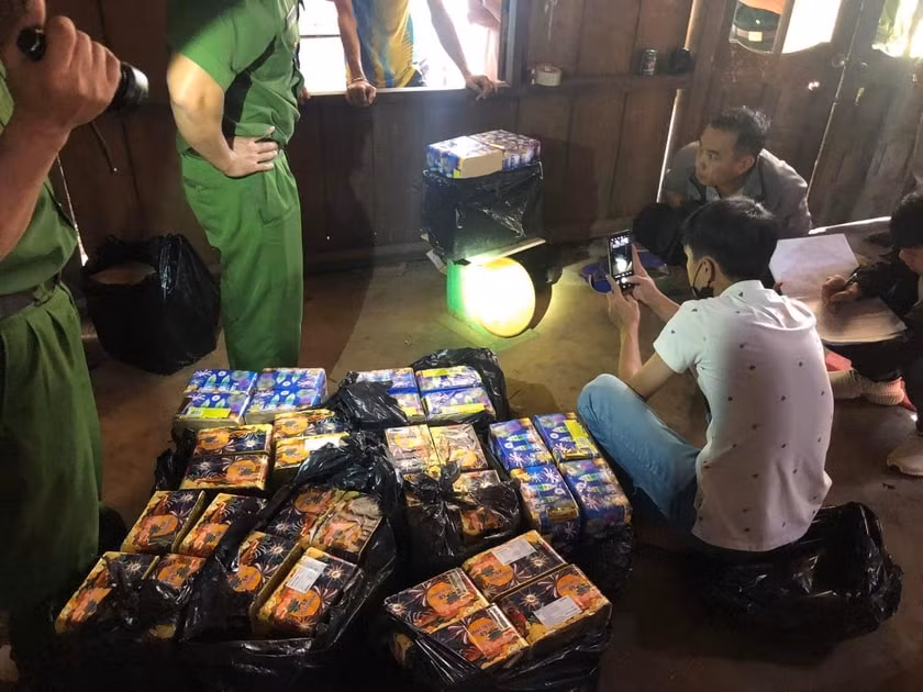 lien tiep bat giu nhom doi tuong mua ban hon 600 kg phao no hinh 2