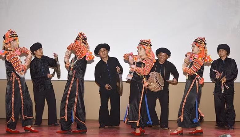 trinh dien trang phuc truyen thong cua dong bao cac dan toc thieu so hinh 1