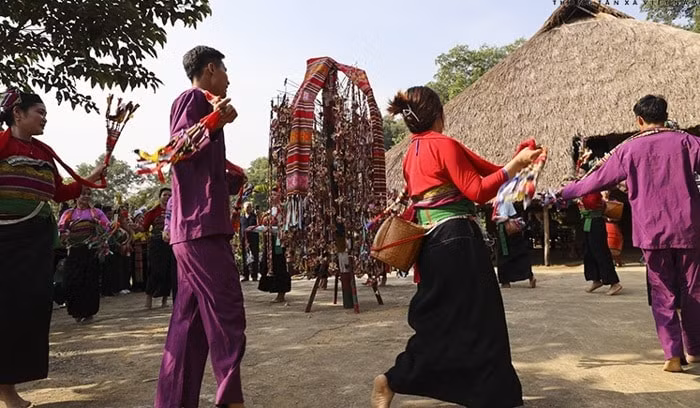 dong bao muong tai hien le hoi poon poong giua long ha noi hinh 2