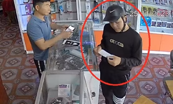 dong gia khach mua dien thoai roi cuop giat chay tron vao rung sau hinh 1