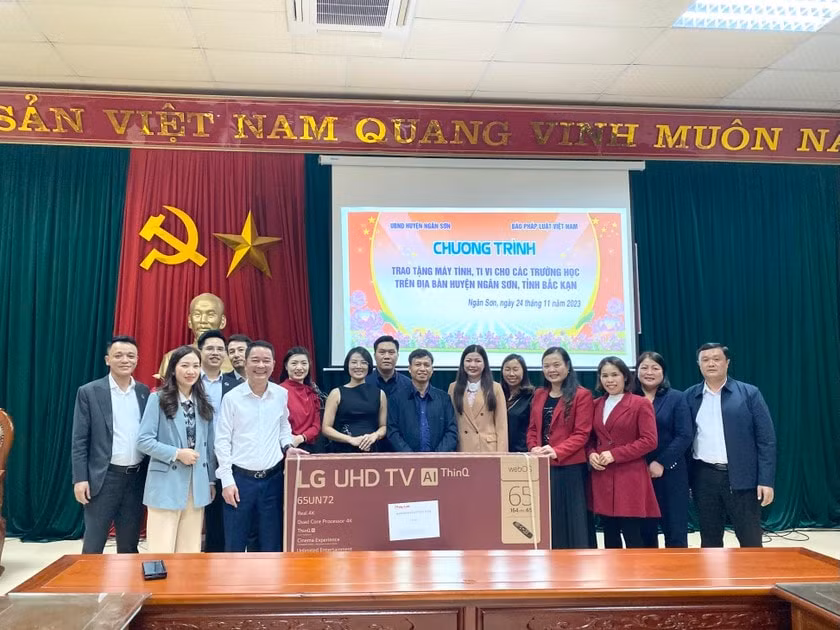 bao phap luat viet nam trao qua cho cac truong hoc huyen mien nui tinh bac kan hinh 1