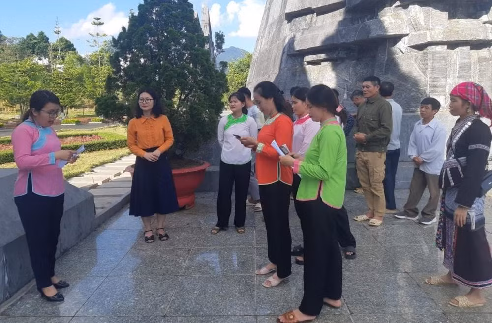 lai chau to chuc tap huan nghiep vu huong dan vien du lich tai diem hinh 1