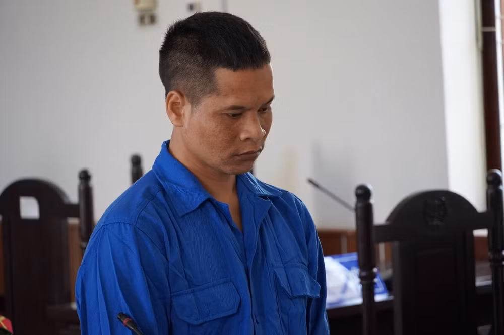 kon tum doi no 20000 dong khong duoc thanh nien cam dao cua co ban hinh 1