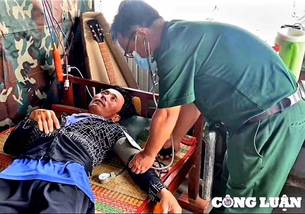 bac lieu cuu 7 thuyen vien bi chim tau troi dat tren bien hinh 1
