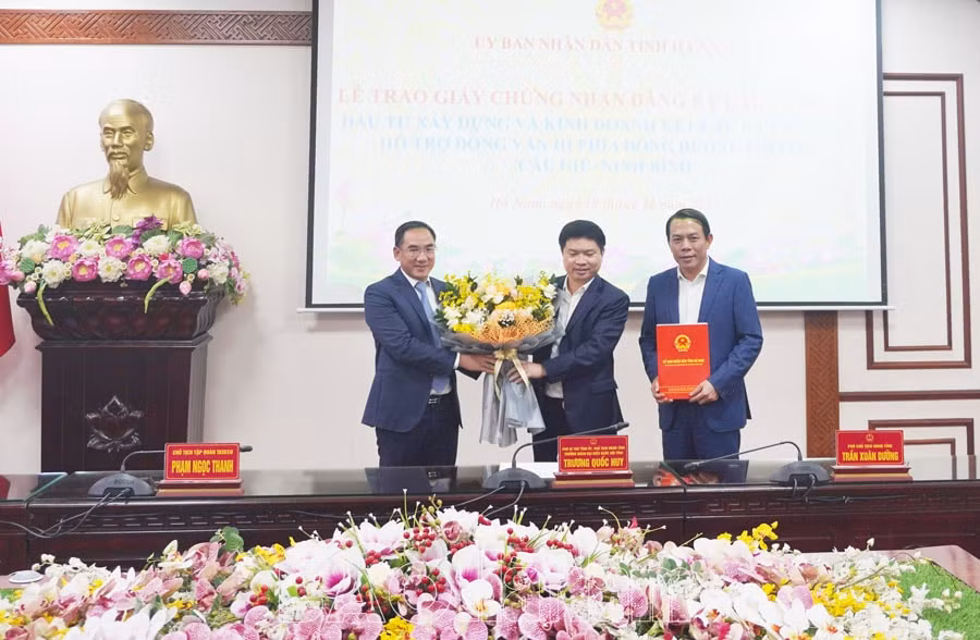 ha nam trao giay chung nhan dau tu du an khu cong nghiep hon 2300 ty dong hinh 1
