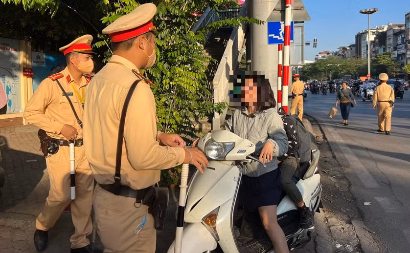 ha noi nhieu truong hop hoc sinh phu huynh vi pham an toan giao thong hinh 1