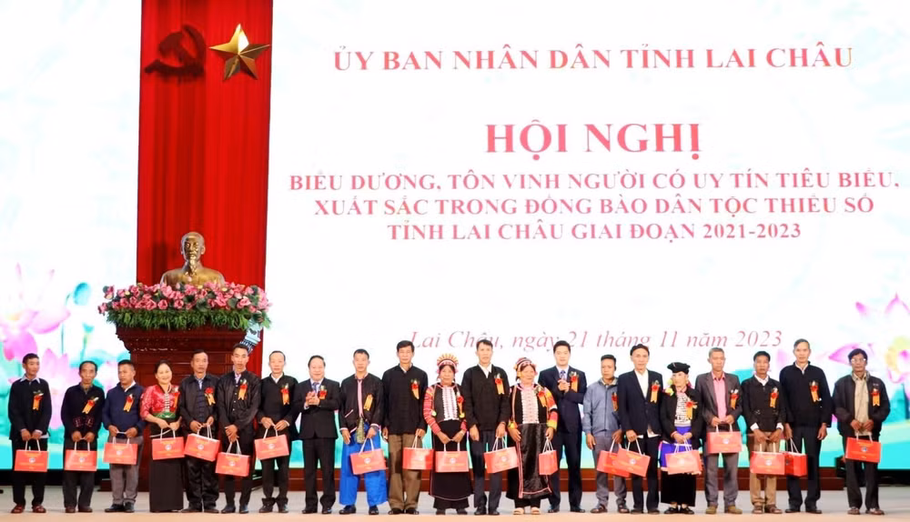 lai chau bieu duong ton vinh nguoi co uy tin tieu bieu xuat sac trong dong bao dan toc thieu so hinh 3