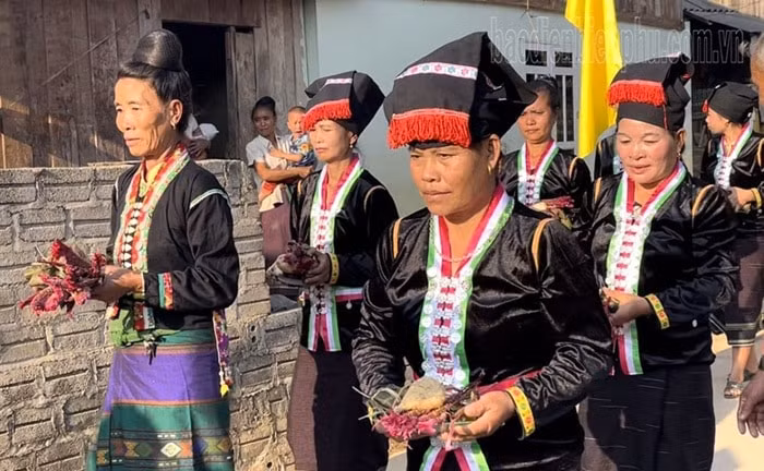 dong bao cong o dien bien vui tet hoa mao ga hinh 2