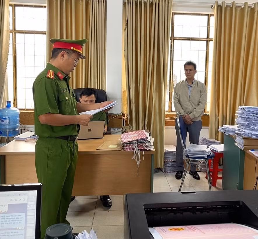nhan hoi lo hon 2 ty dong nhan vien van phong dang ky dat dai tinh gia lai bi bat hinh 1