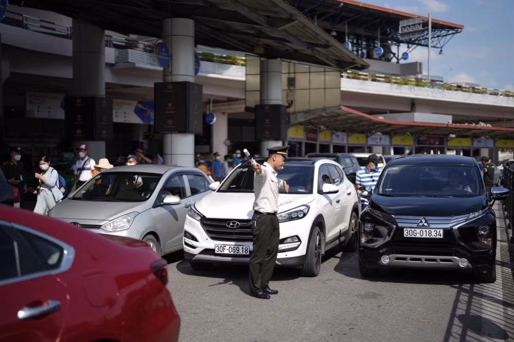 5 cang hang khong se thuc hien thu phi khong dung o to ra vao hinh 1