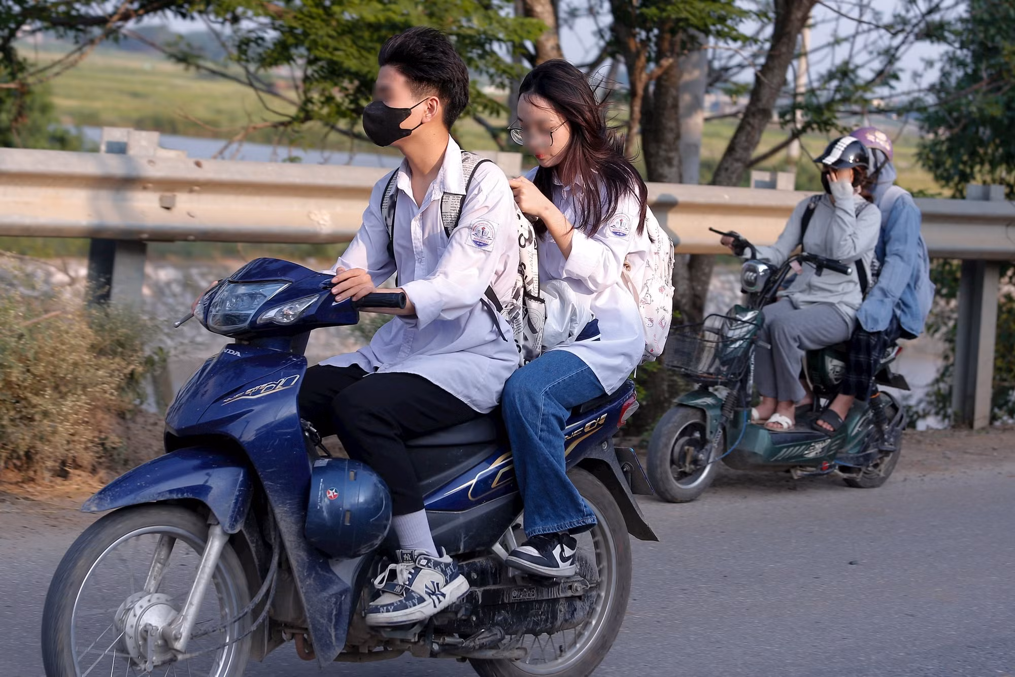 Do hầu hết các trường học đều nghiêm cấm học sinh điều khiển xe máy có dung tích trên 50cc, nên nhiều em lựa chọn gửi xe tại các bãi giữ xe tự phát xung quanh trường, sau đó đi bộ vào lớp để tránh bị phát hiện và xử lý.