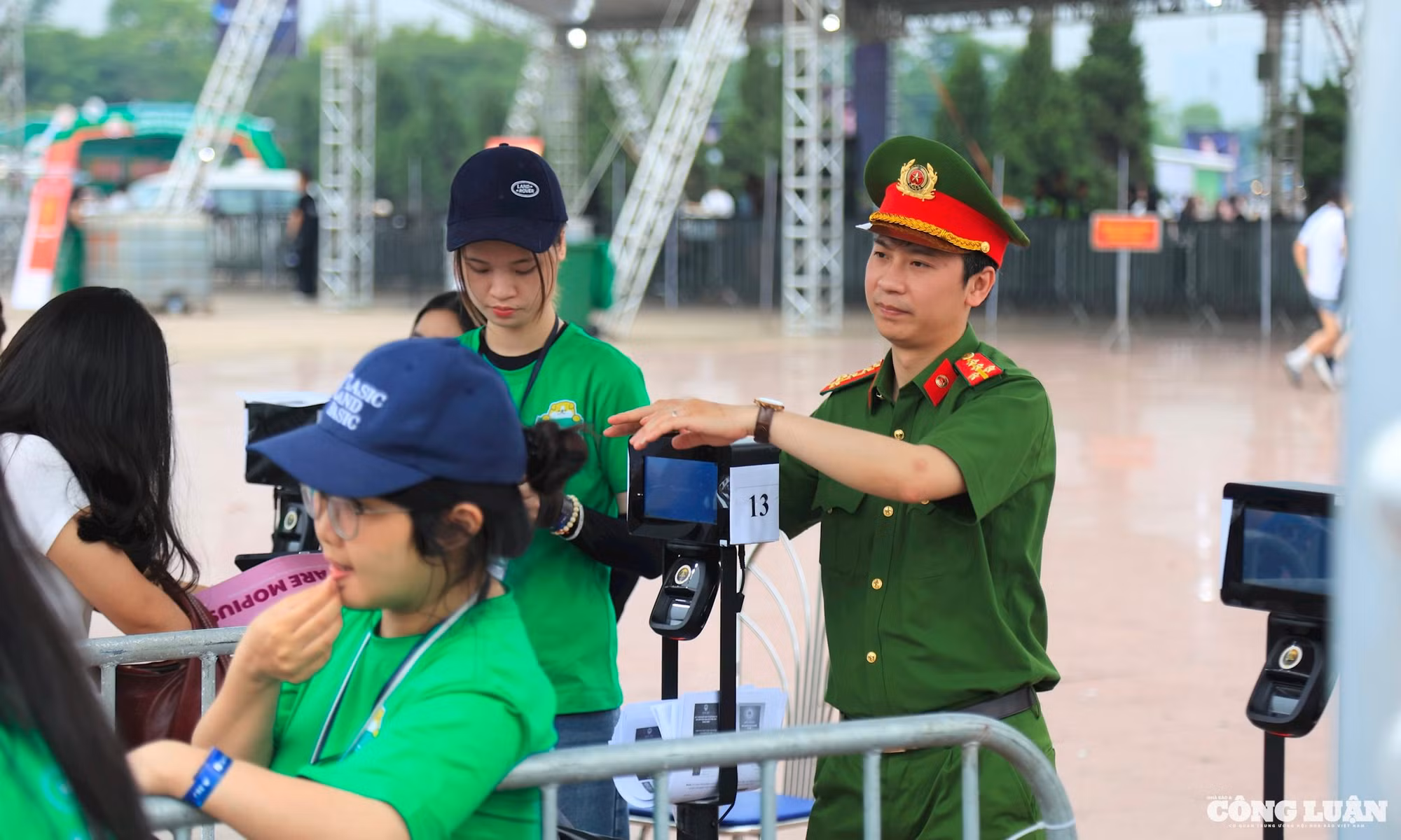 Lực lượng an ninh kiểm tra nghiêm ngặt, đảm bảo sự an toàn