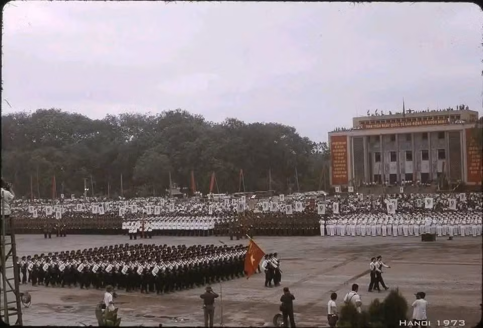 Khối nữ công nhân tự vệ vừa lao động, vừa chiến đấu duyệt đội ngũ (Ảnh tư liệu).