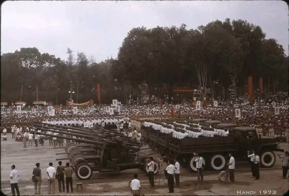 Hình ảnh lễ duyệt binh ngày 1/5/1973 trên Quảng trường Ba Đình (Hà Nội) do nhiếp ảnh gia người Đức Thomas Billhardt ghi lại (Ảnh tư liệu).