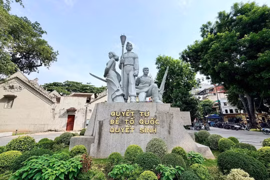 Hà Nội di chuyển tượng đài 'Quyết tử để Tổ quốc quyết sinh' về Bộ Tư lệnh Thủ đô
