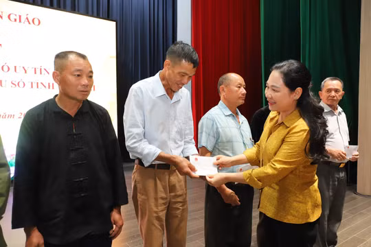 Thứ trưởng Nông Thị Hà tiếp đoàn Người có uy tín tỉnh Lào Cai