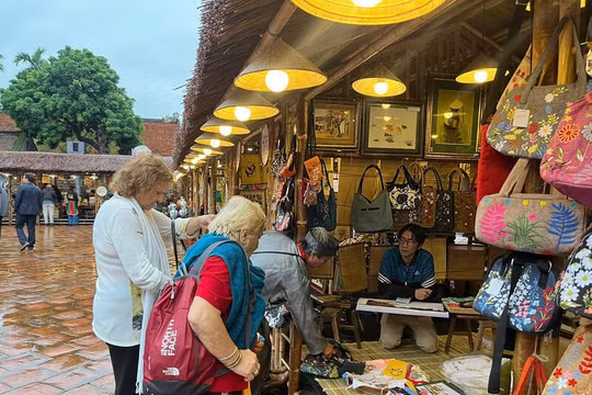 Du khách quốc tế tìm hiểu các sản phẩm thủ công truyền thống tại Festival Thăng Long – Hà Nội. Ảnh: Tường Vi
