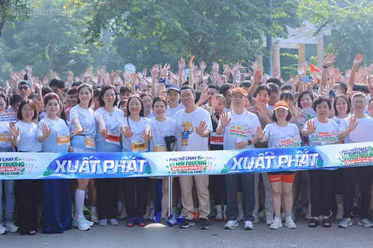 Sáng 11/10, tại Công viên Thống Nhất (Hà Nội), gần 2.000 người tham gia Giải chạy “Phụ nữ chạy vì môi trường không khói thuốc và tương lai xanh” năm 2026.