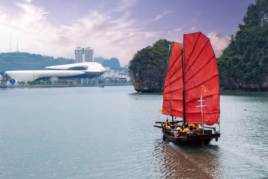 Quảng Ninh đưa thuyền buồm ba vách phục vụ du khách trên vịnh Hạ Long