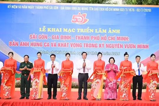 Triển lãm ảnh tái hiện hành trình 50 năm thành phố mang tên Bác