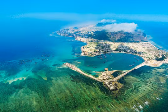 Du lịch Quảng Ngãi bứt tốc, lượng khách và doanh thu tăng mạnh đầu năm 2026