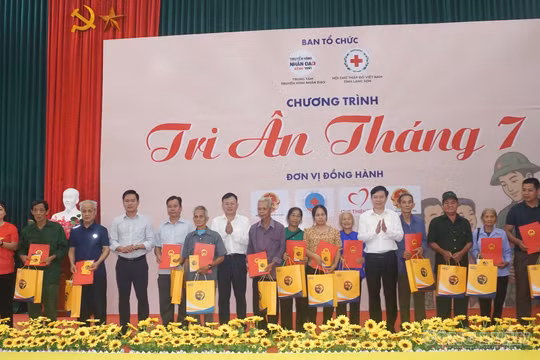 Bộ Dân tộc và Tôn giáo trao quà tri ân người có công tại Lạng Sơn