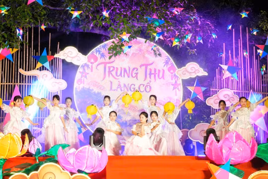 Rộn ràng “Đêm trăng làng cổ” tại Đường Lâm
