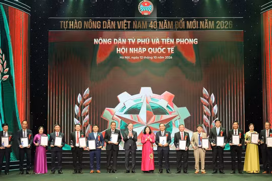 Chủ tịch UBTW MTTQ Việt Nam Bùi Thị Minh Hoài và Chủ tịch Trung ương Hội Nông dân Việt Nam Lương Quốc Đoàn trao biểu trưng, bằng khen tôn vinh những "Nông dân tỷ phú và tiên phong hội nhập quốc tế". Ảnh: BTC