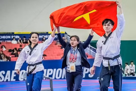 Nguyễn Thiên Phụng và Nguyễn Thị Lệ Kim giành Huy chương Vàng nội dung quyền tiêu chuẩn đôi nam nữ U50 tại Giải vô địch quyền taekwondo thế giới 2026. Ảnh: WT