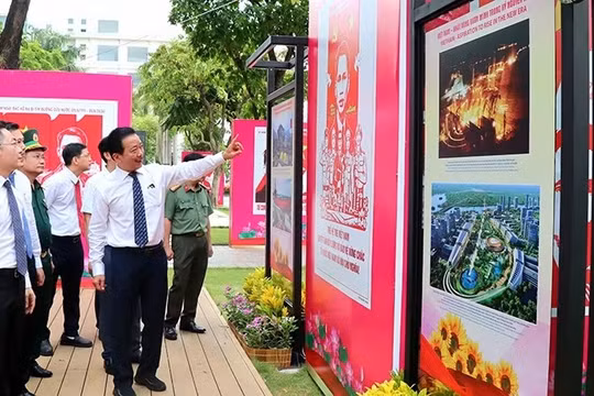 Triển lãm tranh cổ động kỷ niệm 136 năm Ngày sinh Chủ tịch Hồ Chí Minh