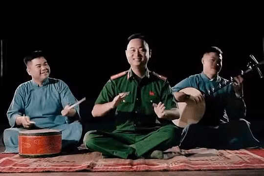 Với thông điệp tuyên truyền ngắn gọn, dễ nhớ: “Điện thoại cắm ngang thì đời còn khổ”, video của các chiến sĩ Công an phường Dương Nội (Hà Nội), nhanh chóng thu hút 11 triệu lượt xem, chia sẻ và bình luận trên các nền tảng mạng xã hội chỉ sau 4 ngày.