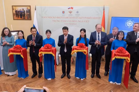 Trao tặng 'Tủ sách tiếng Việt' tại Liên bang Nga