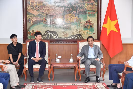 Thủ tướng Lê Minh Hưng trao quà, động viên đội tuyển Việt Nam sau chức vô địch Đông Nam Á