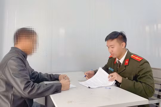 Công an phường Vạn Xuân (Tỉnh Thái Nguyên) xử phạt trường hợp có hành vi chia sẻ, đăng tải thông tin sai sự thật trên không gian mạng. Ảnh; NVCC