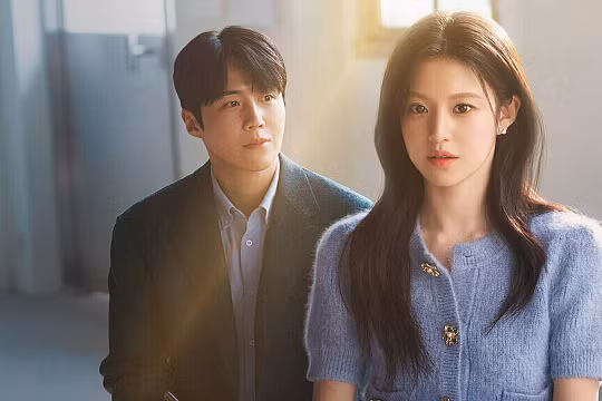 Phim Hàn Quốc "Tiếng yêu này, anh dịch được không?" có gì hay mà xuất hiện trong đề thi chuyên Văn Hà Nội?