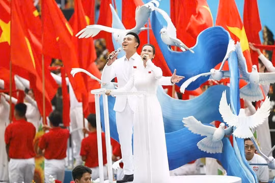 "Sống như những đoá hoa" - trách nhiệm của người nổi tiếng trước cộng đồng và thế hệ trẻ