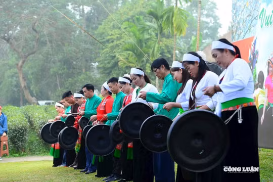 Trình diễn chiêng Mường trong ngày hội "Vui hội ví đu" tại Làng Văn hóa - Du lịch các dân tộc Việt Nam