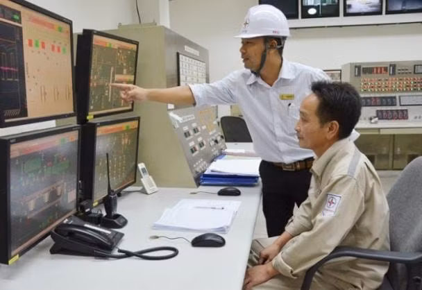 Cán bộ Công ty Nhiệt điện Uông Bí kiểm tra thông số kỹ thuật vận hành máy. Ảnh Báo Quảng Ninh.