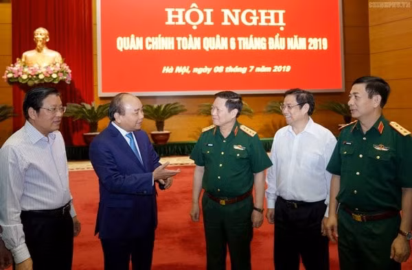 Thủ tướng Nguyễn Xuân Phúc trao đổi với các đại biểu tham dự hội nghị. Ảnh: VGP
