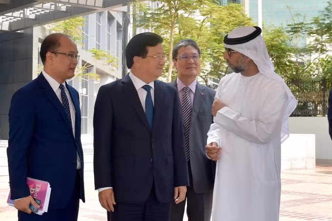 Phó Thủ tướng Trịnh Đình Dũng và Bộ trưởng Năng lượng và Công nghiệp UAE Suhail Mohammed Faraj Al Mazroui - Ảnh: VGP